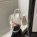 Mini bolso blanco de grano lichi con forro de cordón y elegante logotipo dorado - Blanco