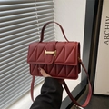 Borsa a mano trapuntata bordeaux con fibbia dorata e tracolla regolabile - Rosso
