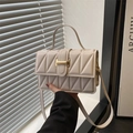 Elegante borsa a mano trapuntata beige con fibbia ad H dorata e tracolla - Bianco