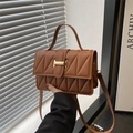 Borsa a tracolla trapuntata color caramello con cuciture a triangolo e chiusura oro - Marrone