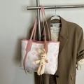 Weiße Tragetasche mit rosa Bären- und Blumenmuster sowie süßem Hasen-Anhänger - Ohne Anhänger / Rosa