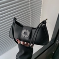 Elegante borsa nera in pelle opaca con fibbia in strass e tracolla a corda sottile - Nero