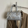 Sac Boston argenté à motif serpent avec nœud en perles et pendentif cœur en métal - Sans Pendentif / Argenté