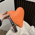 Borsa a mano arancione a forma di cuore con pelle martellata e tracolla LOVE - Arancione
