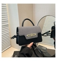 Détail du sac à main bicolore avec texture tissée et fermoir en métal doré - Noir