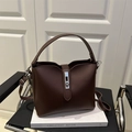 Bolso cubo de cuero mate marrón oscuro con hebilla plateada y borde ondulado - Marrón