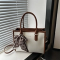 Witte tote bag met krokodillenprint, bruine bies, schouderriem en decoratieve zijden sjaal - Bruin
