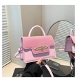 Détail du sac à main rose avec rabat en tweed rayé et fermoir métallique doré chic - Rose