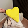 Pochette a cuore in pelle giallo brillante con trama litchi e cinturino - Giallo