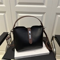 Elegante bolso de cubo en negro y marrón con hebilla plateada y correas de cuero - Negro
