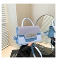 Détail du sac bandoulière bleu clair avec tissu rayé gris et boucle dorée ronde - Bleu