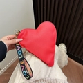 Borsa a cuore rossa in pelle litchi con tracolla intrecciata LOVE colorata - Rosso