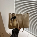 Borsa tote beige minimalista con trama a serpente e foulard in seta stampato sul manico - Cachi