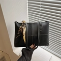 Borsa tote nera con trama a serpente a contrasto e dettaglio foulard a fiori decorativo - Nero