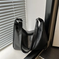 Sac cabas noir en cuir grainé avec bandoulière réglable et détails métalliques - Noir
