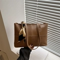 Borsa tote patchwork marrone con trama a serpente e foulard di seta decorativo - Cuoio