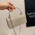 Bolso de noche color oro champán con cristales, asa de metal y cadena plateada fina - Dorado