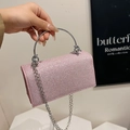 Elegante bolso bandolera rosa con pedrería, asa redonda plateada y acabado brillante - Rosa