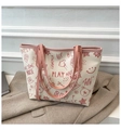 Detalle del bolso tote crema con estampado de graffiti rosa sobre fondo de blazer gris de espiga - Rosa