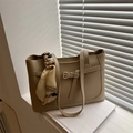 Beigefarbene Handtasche aus Kunstleder mit modischem bedrucktem Seidentuch am Griff - Khaki