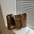 Braune Ledershopper mit weißen Nähten und bedrucktem Seidenschal am Handgriff - Hellbraun