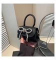 Dettaglio della borsa nera glitterata con fiocco di strass scintillanti e catena argento - Nero Tipo 2