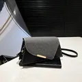 Minimalistische Umhängetasche mit grauer Denim-Textur und goldener Schnalle auf Weiß - Schwarz