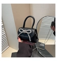 Dettaglio di mini borsa in pelle nera con fiocco di strass argentati e tracolla a catena - Nero Tipo 1