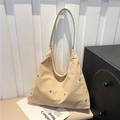 Sac hobo élégant couleur abricot avec clous dorés pour un style décontracté ou chic - Blanc Cassé