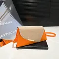 Minimalistische orange-beige Schultertasche in Dreiecksform mit goldener Schnalle - Orange