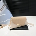 Sac bandoulière chic crème avec rabat tissé et accents en métal doré élégant - Blanc Cassé