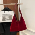 Elegante bolso hobo de terciopelo rojo intenso con remaches dorados y asa de cuero - Rojo