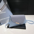 Petit sac bandoulière triangulaire bleu clair avec rabat en jean et boucle dorée - Bleu