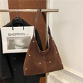 Bolso hobo de ante marrón oscuro con tachuelas doradas y correa de cuero suave - café