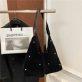 Bolso de hombro en gamuza negra con tachuelas doradas y diseño triangular - Negro