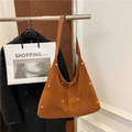 Bolso de hombro de ante marrón con remaches dorados y correa ancha de moda actual - Marrón