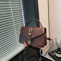 Sac à main marron foncé effet crocodile avec fermoir doré et bandoulière amovible - Marron