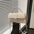 Borsa a mano beige minimalista in ecopelle opaca con manico spesso e tracolla sottile - Bianco