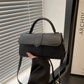 Borsa a mano minimalista in pelle PU nera con finitura opaca e tracolla sottile - Nero