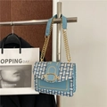 Bolso de hombro en tweed azul y blanco con cadena dorada y cierre elegante - Azul