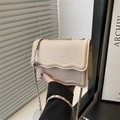 Chique beige lederen crossbodytas met golfklep en zilveren kettingriem - Khaki