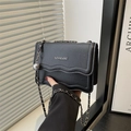 Zwarte leren crossbodytas voor dames met golfpatroon, zilveren ketting en balhanger - Zwart