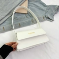 Bolso de hombro minimalista en ecocuero blanco con texto FASHION dorado y correa ancha - Blanco