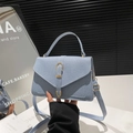 Sac à main bleu clair en sergé texturé avec boucle métallique dorée élégante - Bleu