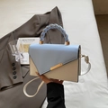 Bolso bandolera en azul claro y crema con asa trenzada y cierre metálico dorado - Azul