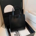 Bolso tote minimalista de cuero negro mate con diseño cuadrado y hebilla redonda - Negro