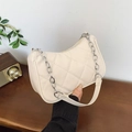 Elegante cremefarbene Stepptasche mit silberner Kette und minimalistischem Design - Gebrochenes Weiß