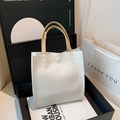 Bolso tote minimalista blanco roto con asas marrones claras de estilo elegante - Blanco
