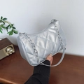 Schicke silberne gesteppte Baguette-Tasche mit Metall-Finish für Damen - Silber