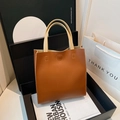 Bolso tote minimalista color marrón caramelo con asas beige y costuras de calidad - Marrón